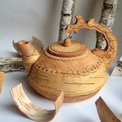 Tee oder Kaffeekanne aus Birkenrinde. Es erfordert schon etwas Zeit und Geduld bevor SIE so ein UNIKAT zu Hause stehen haben.