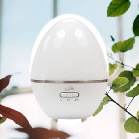 Der Aroma Vernebler Silent von Farfalla verbindet mit einer speziellen Ultraschalltechnologie ätherisches Öl mit Wasser und verteilt das Aroma in der Raumluft.